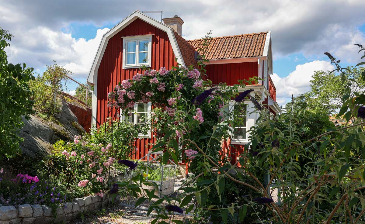 Äldre rött hus i grannskap